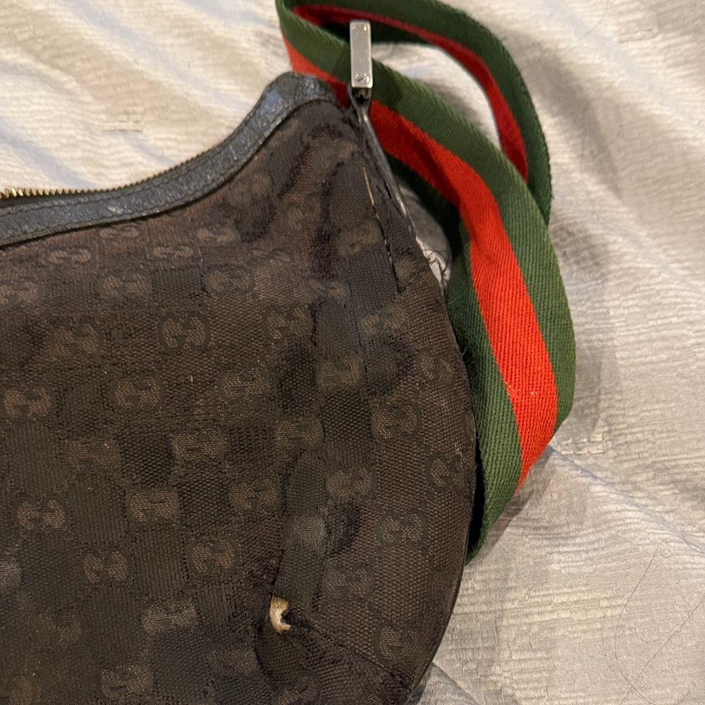 Gucci Black Crossbody Bag with Green and Red Strap - Picture 3 of 6